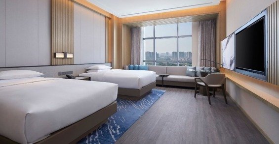 Twin-bed standard room with city view at the hotel